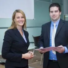 Überreichung des Preises an Stephan Bautz durch Frau Knillmann, Fa. Mieschke, Hofmann und Partner